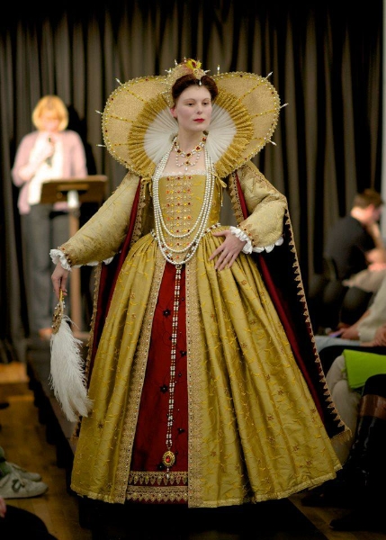 Tudors visit Tyneside - Julia Renaissance Costumes